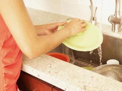 Το πλύσιμο των πιάτων στο χέρι προατατεύ...