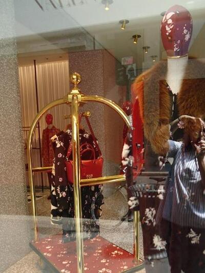 VALENTINO: ΠΟΛΥ ΛΟΥΛΟΥΔΑΚΙ ΣΕ ΠΑΛΤΑ, ΦΟΡ...