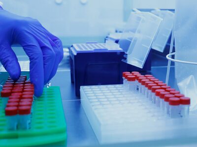 Μετάλλαξη Όμικρον: Στα 17 τα κρούσματα σ...