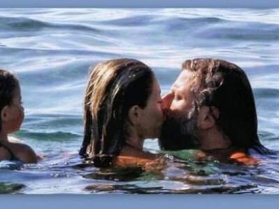 Το καυτό φιλί της Κατερίνας Λάσπα στη θάλασσα 