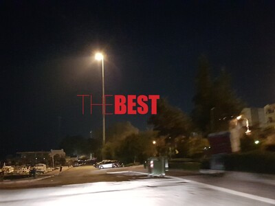 Ο μοναδικός αναμμένος προβολέας από τους 4 που διαθέτει ο πυλώνας