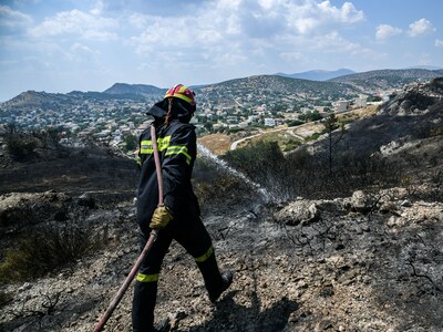 Φωτιά στην Κερατέα: Εκκενώθηκε ο οικισμό...
