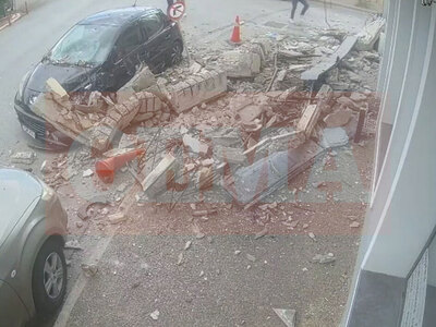  Σώθηκε από θαύμα! Η στιγμή που καταρρέε...