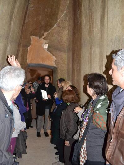 Στην είσοδο του εντυπωσιακού ταφικού μνη...