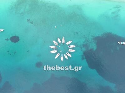 Ιστιοφόρα σχηματίζουν ένα λουλούδι στη θ...