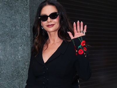 Κάθριν Ζέτα Τζόουνς: Με μαύρο ταγιέρ λόγ...