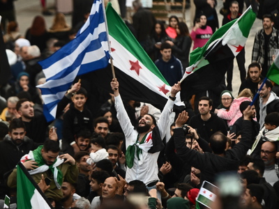 Πανηγυρίζουν Σύροι στο Σύνταγμα για την ...