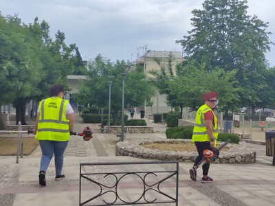 Πάτρα: Έκοψαν χόρτα σε πλατείες και κοιν...