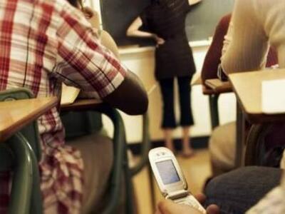 Τέλος τα κινητά τηλέφωνα στα σχολεία