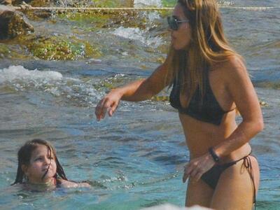 Η σέξι Πετρουλάκη με μαγιό στην παραλία 