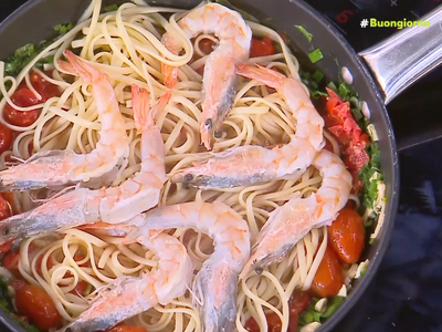 Συνταγή για γαριδομακαρονάδα με ούζο και μάραθο 