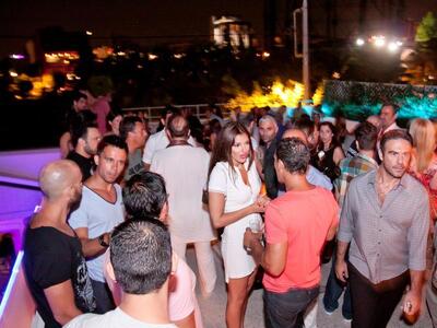 Φωτογραφικά στιγμιότυπα από το λαμπερό π...