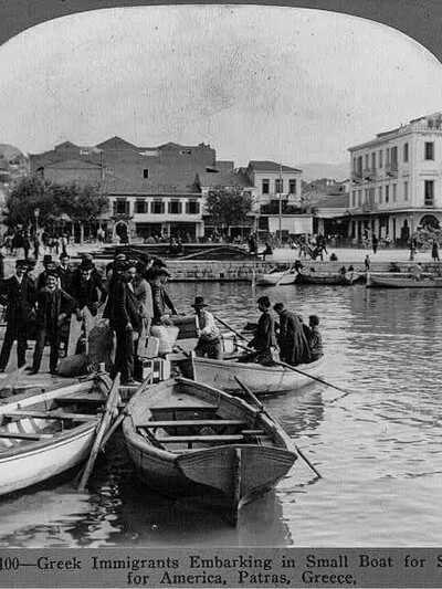 1910, ΠΑΤΡΑ. Οι βάρκες γεμίζουν μετανάστ...