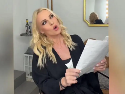 Η Πέγκυ Ζήνα «μεταμορφώθηκε» σε Αμαλία κ...