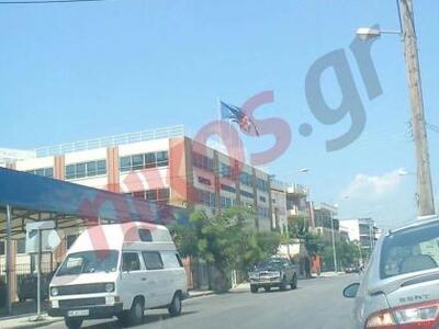 Πάτρα: Κουρέλι η Ελληνική σημαία στο κτή...