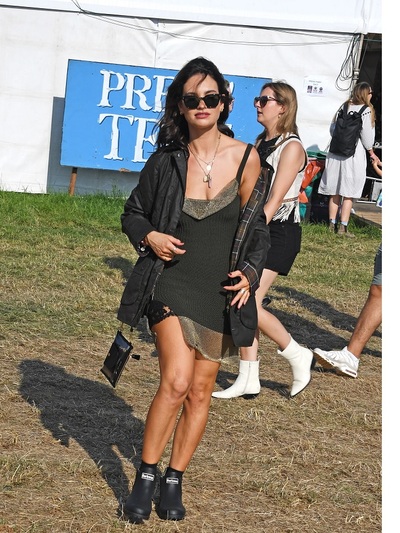 Slip dress και Barbour από τη Λίλι Τζέιμς