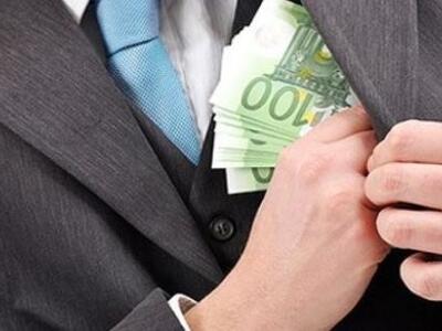 Υπάλληλοι του ΕΟΤ έκαναν εξυπηρετήσεις μ...