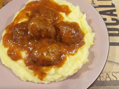 Κεφτεδάκια κοκκινιστά με πουρέ