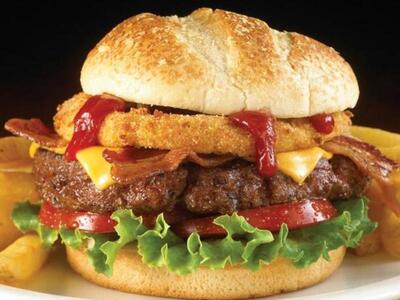 Πάτρα: Μαζί με το burger έφαγε και την κατσαρίδα!