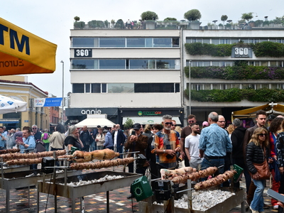 Πάσχα 2026: Το Μοναστηράκι γέμισε σούβλε...