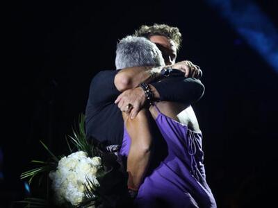 Η μητέρα του Μαζωνάκη ανεβαίνει στη σκην...