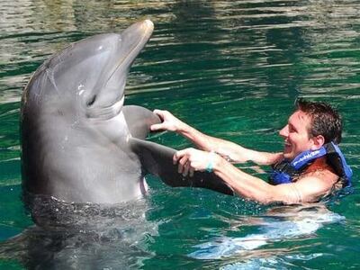 Δείτε τον Messi να παίζει με ένα δελφίνι