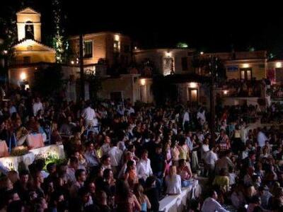 "Τόσα καλοκαίρια..."- Ανοίγει ...