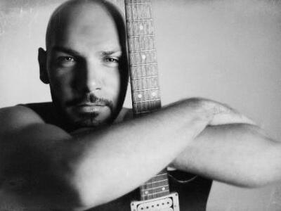 O Στάθης Ξένος από την Κέρκυρα: ένας αυθ...