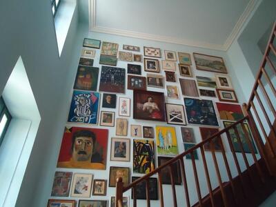 Συλλογή έργων ανώνυμης τέχνης στη σκάλα