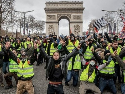 Τα "κίτρινα γιλέκα" επιμένουν ...