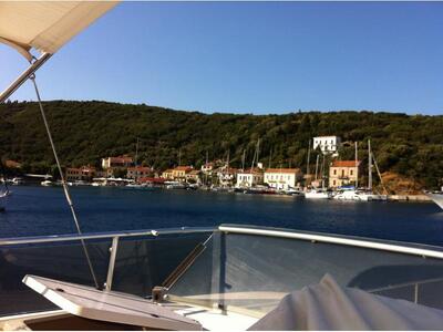 Δείτε τη θέα της Ιθάκης από το σκάφος γν...