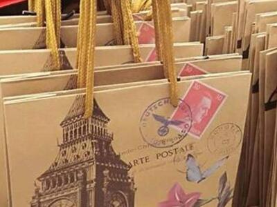 Αποσύρει τις σακούλες με τον… Χίτλερ το ...