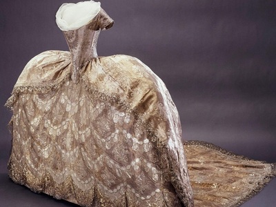 Τα φορέματα της έκθεσης αποτελούν πραγμα...