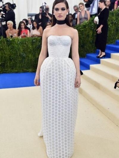 ΛΙΛΙ ΤΖΕΙΜΣ ΜΕ BURBERRY