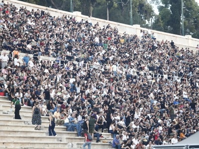 Συναυλία Τέμπη: Χιλιάδες κόσμου από όλη ...