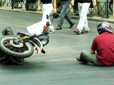 Πάτρα: Κόπηκε στα δυο η μηχανή νεαρού!