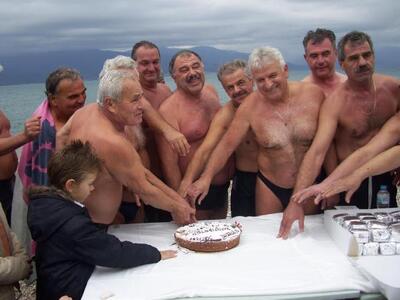 Πάτρα: Βούτηξαν στα παγωμένα νερά του Ρί...