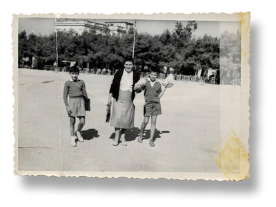 Με τη μητέρα και τον αδελφό του στην Πάτρα