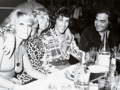 Με την Τζένη Βάνου και την παρέα του, σε...