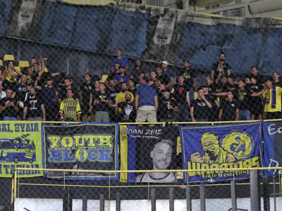 Οπαδοί του Άρη σκαρφάλωσαν στα κάγκελα γ...