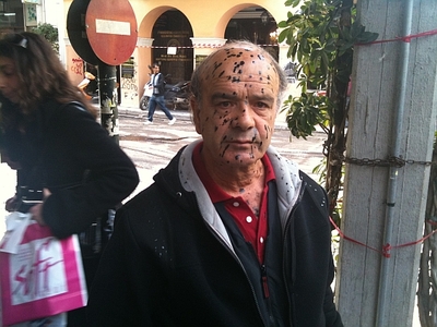 Ράντισαν με συγκολλητικό πίσσας  τους Πατρινούς