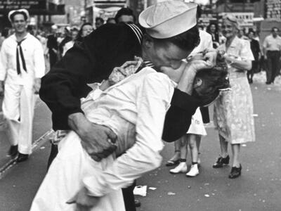 Πέθανε η νοσοκόμα του θρυλικού «φιλιού» ...