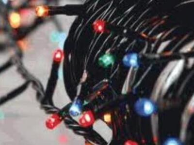 Αγρίνιο: Τα λαμπάκια του δένδρου τον οδή...