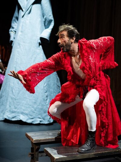 Ο Βασίλης Κόκκαλης στην παράσταση "...