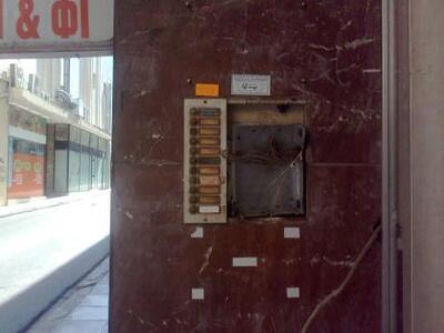 Πάτρα: Άγνωστοι ξήλωσαν όλα τα... θυροτη...