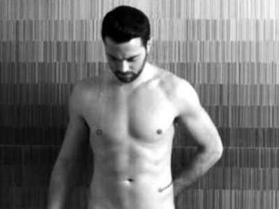 Ο Ηλίας Βρεττός τραγουδά γυμνός! ΔΕΙΤΕ ΤΟ ΒΙΝΤΕΟ