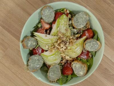 Σαλάτα με μπλε τυρί και φράουλες