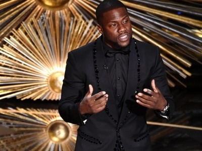 Ο μαύρος ηθοποιός Κέβιν Χαρτ θα παρουσιά...