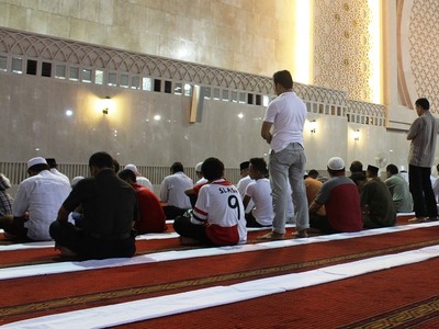 Μουσουλμάνοι πήγαν να προσευχηθούν σε δι...