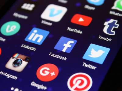 Εξετάζουν την απαγόρευση των social medi...